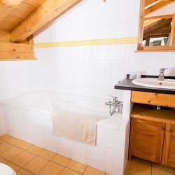 A Bathroom in Chalet Matisse Bas, La Tania