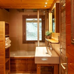 A bathroom in Chalet La Fugue Meribel