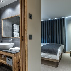 A bedroom with ensuite bathroom in Chalet Bergeronnette Meribel Nantgerel