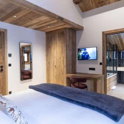One of the bedrooms with ensuite bathroom in Penthouse Chalet Apartment Le Cygne in Meribel Centre