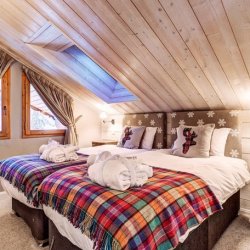 A comfortable bedroom in Chalet Pasarale Meribel