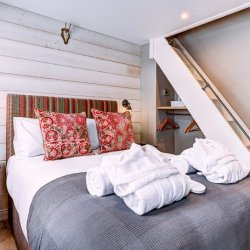 A double bedroom in Chalet Quatre Meules in Meribel