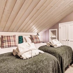 A twin bedroom in Chalet Quatre Meules Meribel