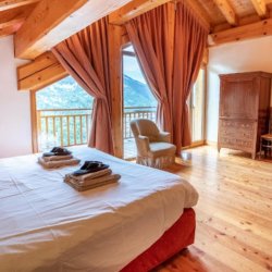 A spacious and comfortable bedroom in Chalet Mira Belum Meribel