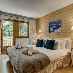 A spacious bedroom in Chalet La Chouette Meribel
