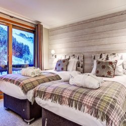 One of the twin bedrooms in Chalet Pasarale Meribel