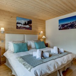 A comfortable bedroom in Chalet La Chouette Meribel