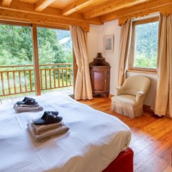 A Spacious bedroom in Chalet Mira Belum Meribel