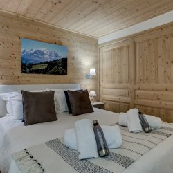 A comfortable bedroom in Chalet La Chouette Meribel