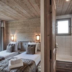 A Bedroom with ensuite facilities in Chalet Brenettes Meribel