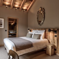 A spacious bedroom in Chalet Bergeronnette in Meribel Nantgerel