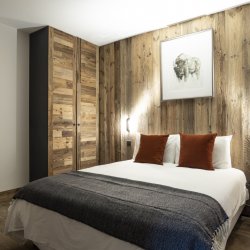 A Spacious Double bedroom in Chalet Panda Lodge Meribel