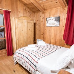 One of the bedrooms in Chalet Oursons La Tania