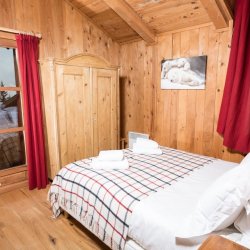 One of the Double bedrooms in Chalet Oursons in La Tania