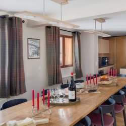 The dining room in Chalet Le Yeti in Meribel