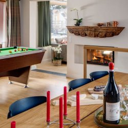 The dining area and pool table in Chalet Le Yeti, Meribel
