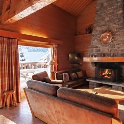 The Living area with a fireplace in Chalet La Renarde Meribel