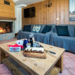 The living room with fireplace in Chalet Topaz La Tania