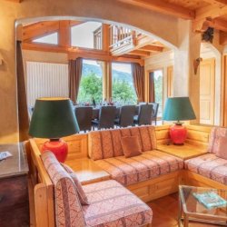 Seating and dining area in Chalet Mira Belum Meribel