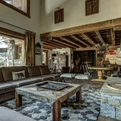 The spacioius Living area with fireplace in Chalet Amarena Meribel