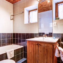 A bathroom in Chalet Cecilia Meribel