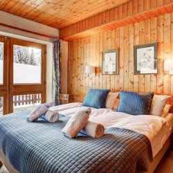 A Double bedroom in Chalet Cecilia Meribel