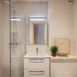 An ensuite Shower rooms in Chalet Chardon Meribel