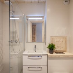 An ensuite Shower rooms in Chalet Chardon Meribel