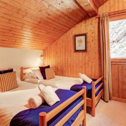 A twin bedroom in Chalet Cecilia Meribel