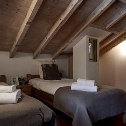 A twin bedroom in Chalet Le Bouquetin in Meribel