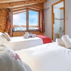 Twin Bedroom in Chalet Matisse Bas, La Tania