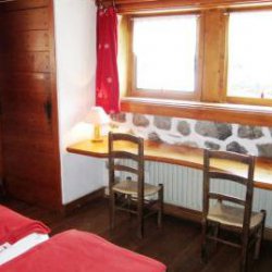 Twin bedroom in Chalet Altitude 1600 in Meribel