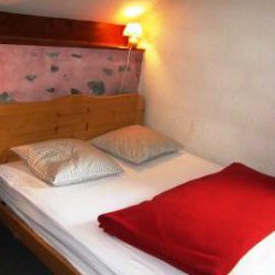 Double bedroom in Chalet Altitude 1600 in Meribel
