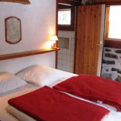 Twin bedroom in Chalet Altitude 1600 in Meribel