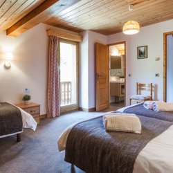 Twin bedroom and bathroom in Chalet Charmille Meribel