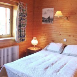 Double bedroom with balcony in Chalet La Renarde
