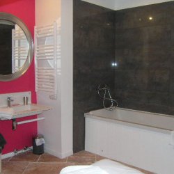 Spacious bathroom in apartment Le Centre in Meribel