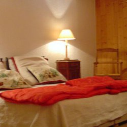 Double bedroom in apartment Petaru Meribel