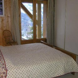 Double bedroom with bunk beds in Chalet Vent de Galerne in Meribel