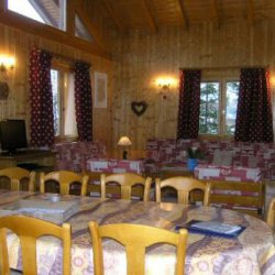 Living and dining area of chalet Vent de Galerne in Meribel