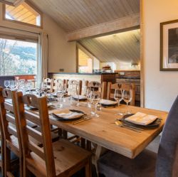 The dining area in Chalet Le Cedre Blanc Meribel