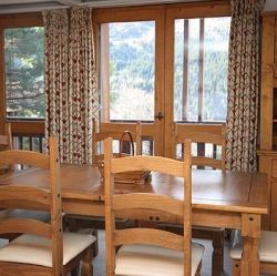 The dining area in Chalet Cigales Meribel