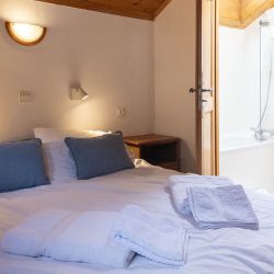 A Double Bedroom in Apartment Jardin in Meribel Morel