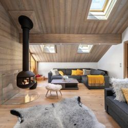 The Living room with stove in Apartment Le Glaciers 12 Meribel