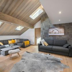 The Living room with a fireplace in Apartment Le Glaciers 12 Meribel