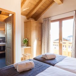 Twin bedroom with ensuite bathroom in Chalet Les Sauges in Meribel Les Allues