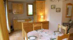 The dining and kitchen area of apartment Grand Duc 1 in Meribel